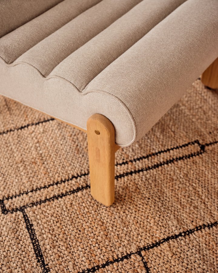 KAVE HOME Magira beige lnestol i massivt egetr med naturlig finish