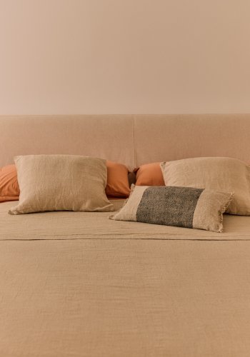 KAVE HOME Blok sengeramme, m. sengegavl, aftageligt betrk, u. madras, u. bund - ecru stof (160x200)