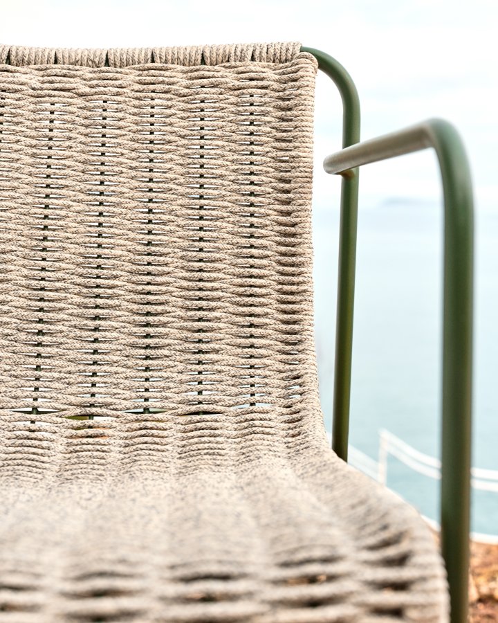 KAVE HOME Maurina skammel i grn galvaniseret stl og ecru og gr tovsnor 74,5cm