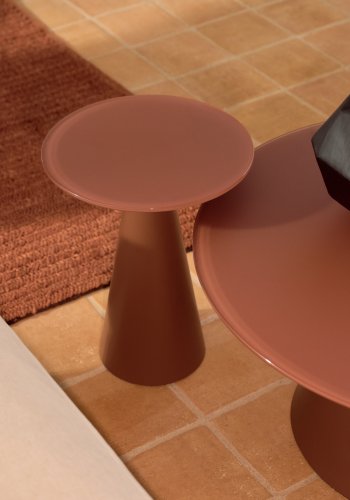  KAVE HOME Wilshire sidebord med matteret hrdet glas og mat terracotta malet stlfinish
