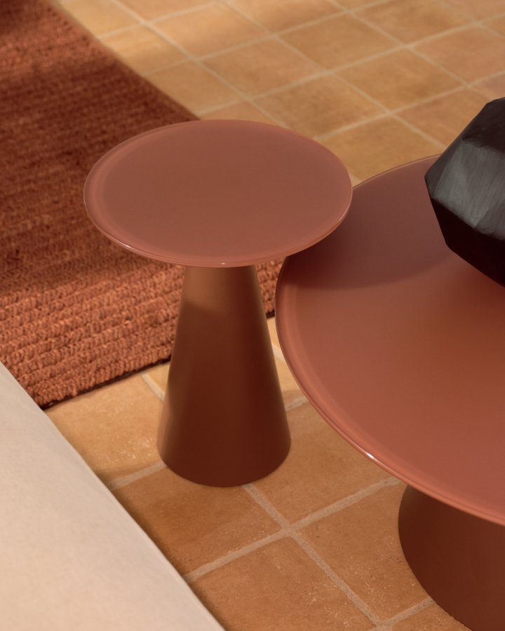  KAVE HOME Wilshire sidebord med matteret hrdet glas og mat terracotta malet stlfinish