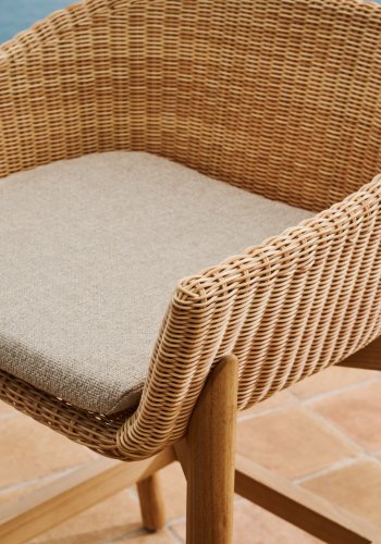 KAVE HOME Galea skammel i FSC 100% massivt teaktr og syntetisk rattan 75cm