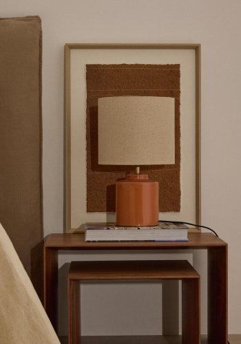 KAVE HOME Daeli keramisk bordlampe med orange finish og beige bomuld