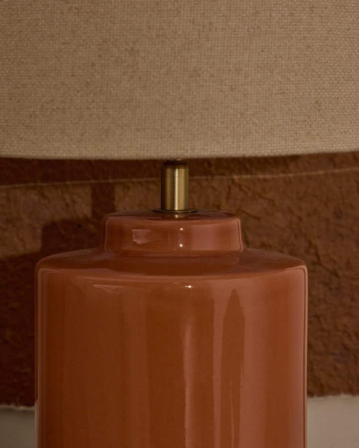 KAVE HOME Daeli keramisk bordlampe med orange finish og beige bomuld