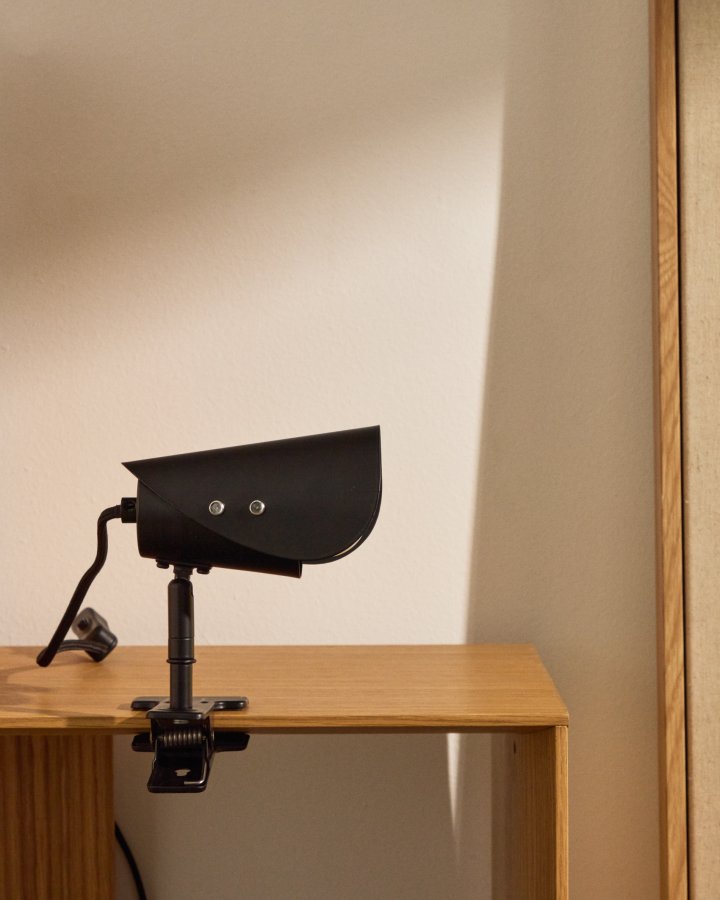 KAVE HOME Jula lille lampe med klemme i sort metal