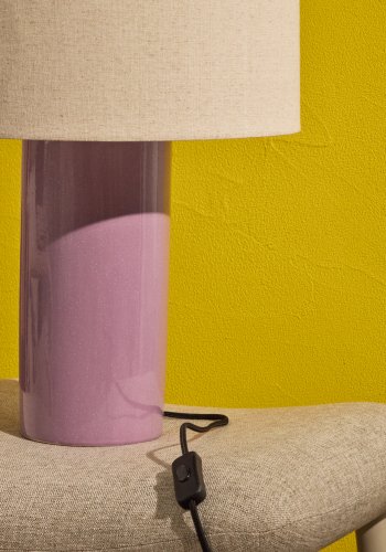 KAVE HOME Tonerisk keramisk bordlampe med lilla finish og bomuld