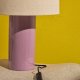 KAVE HOME Tonerisk keramisk bordlampe med lilla finish og bomuld