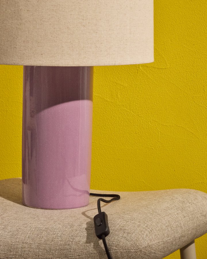 KAVE HOME Tonerisk keramisk bordlampe med lilla finish og bomuld