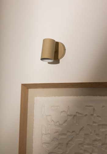 KAVE HOME Manie vgmonteret metallampe med beige struktureret finish