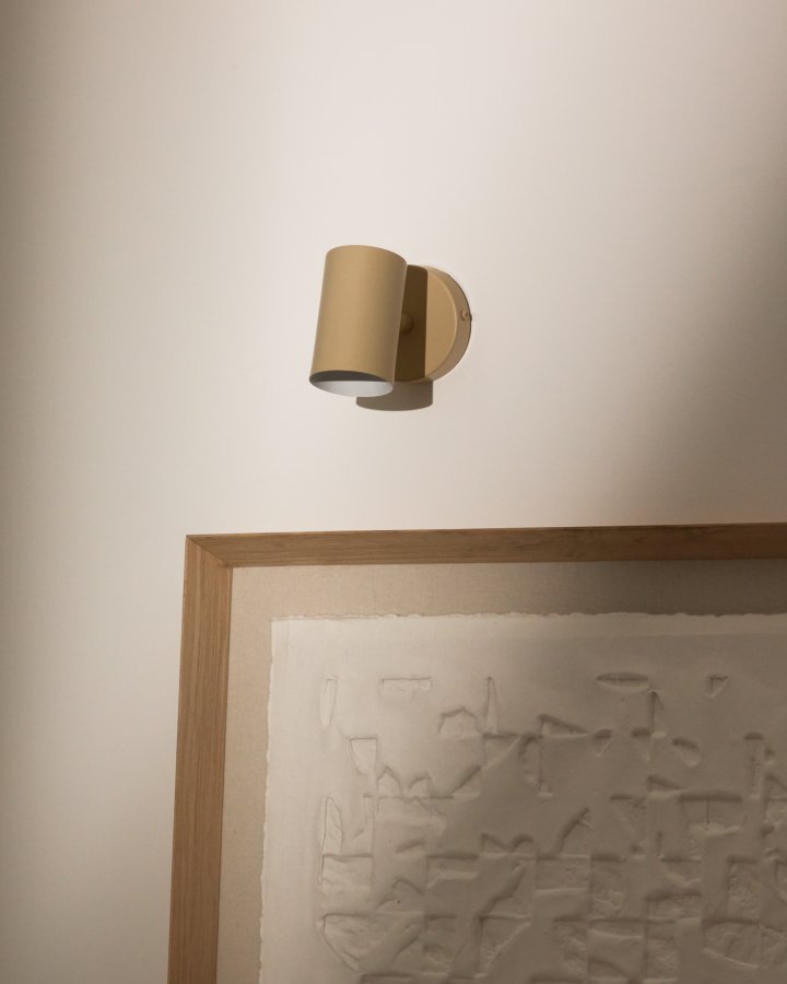 KAVE HOME Manie vgmonteret metallampe med beige struktureret finish