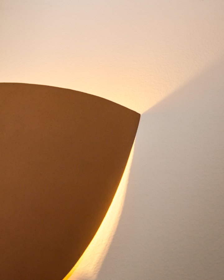 KAVE HOME Nibla vgmonteret lysarmatur i terracotta-effekt metal