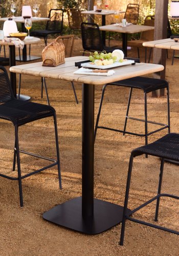 KAVE HOME Saura firkantet hjstangsbord sort stlstel naturlig finish akacieplade 96x70x70cm FSC100%