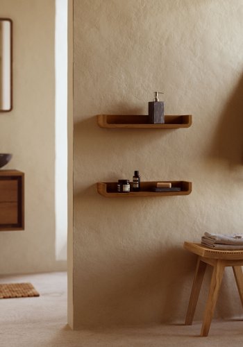 KAVE HOME Shamel st med 2 hylder i massiv teaktr med valnddefinish, 50 x 5 cm