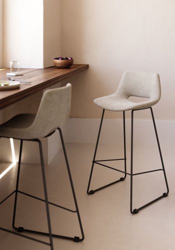 KAVE HOME Zahara barstol, m. rygln og fodsttte - beige stof og sort stl