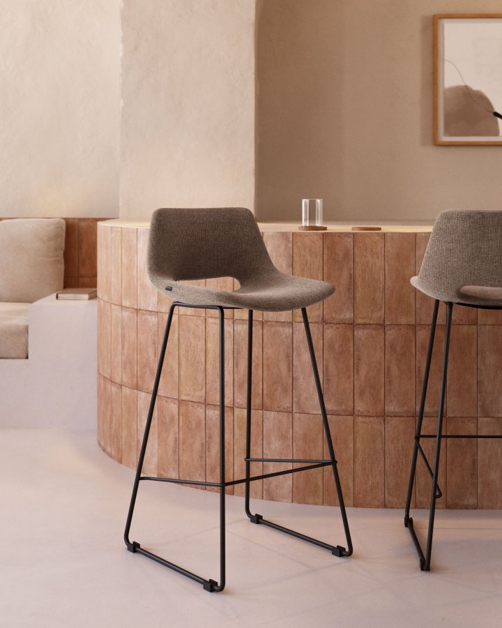 KAVE HOME Zahara barstol, m. rygln og fodsttte - brun stof og sort stl