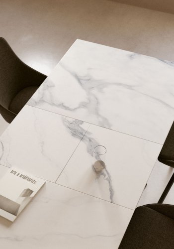 KAVE HOME Theone spisebord, m. butterflybordplade - hvid porceln/glas og gr stl (160(210)x90) 