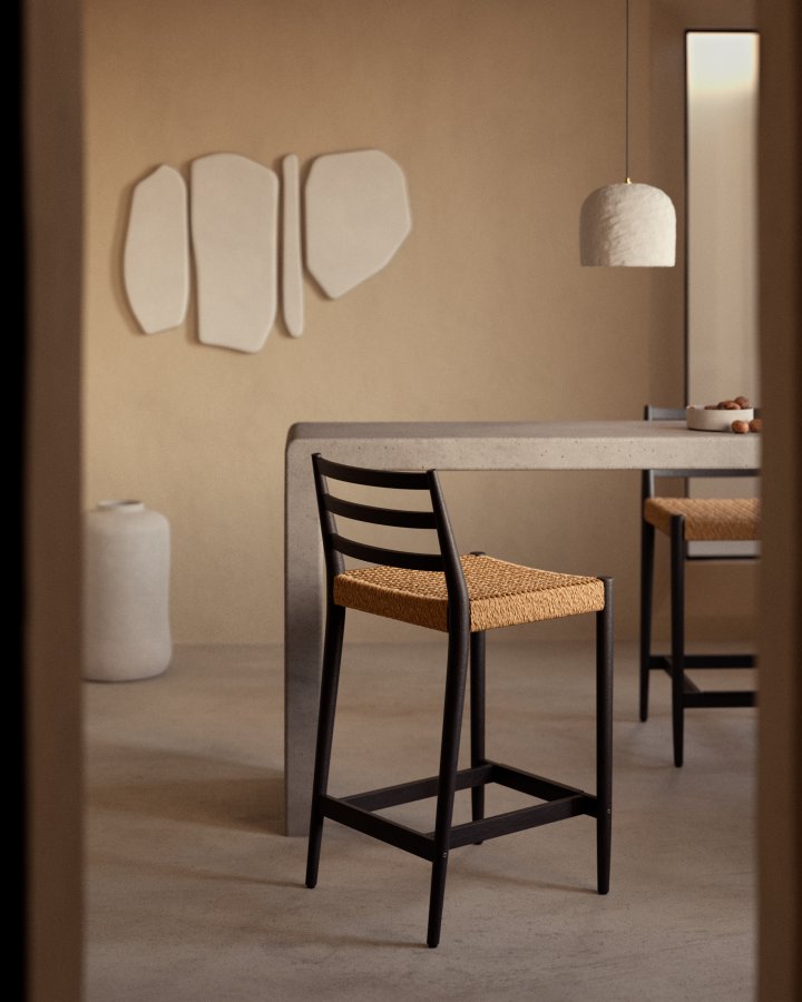 KAVE HOME Analy barstol, m. rygln og fodsttte - natur papirsnor og sort egetr (70cm)