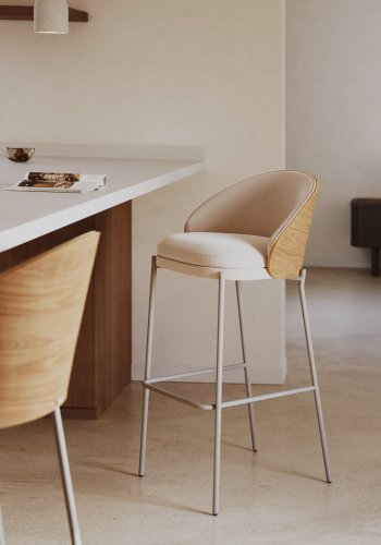  KAVE HOME Eamy skammel i beige chenille, i naturlig finish askefiner og beige metal og en hjde