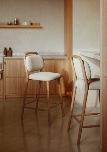 KAVE HOME Helda skammel i beige chenille og massivt egetr FSC Mix Credit 65 cm