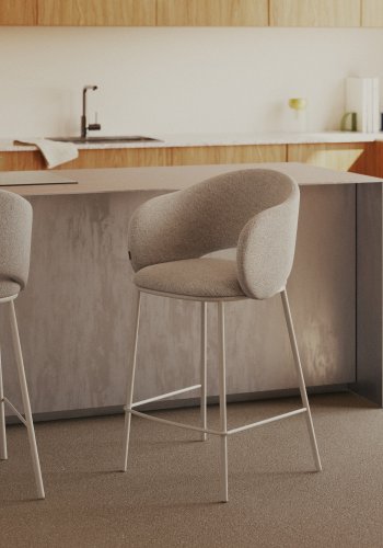 KAVE HOME Maina skammel i beige chenille og stlben i beige finish, FSC Mix Credit, 65 cm