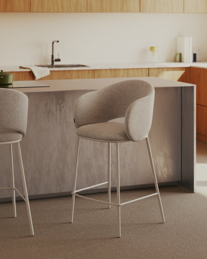 KAVE HOME Maina skammel i beige chenille og stlben i beige finish, FSC Mix Credit, 65 cm