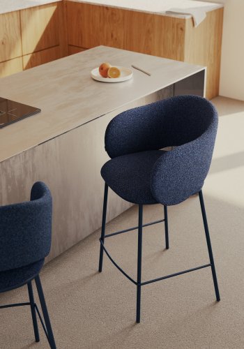 KAVE HOME Maina skammel i bl chenille og stlben med bl finish FSC Mix Credit 65 cm