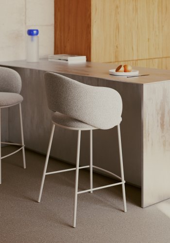 KAVE HOME Maina skammel i tyk beige chenille og stlben i beige finish, FSC Mix Credit, 65 c