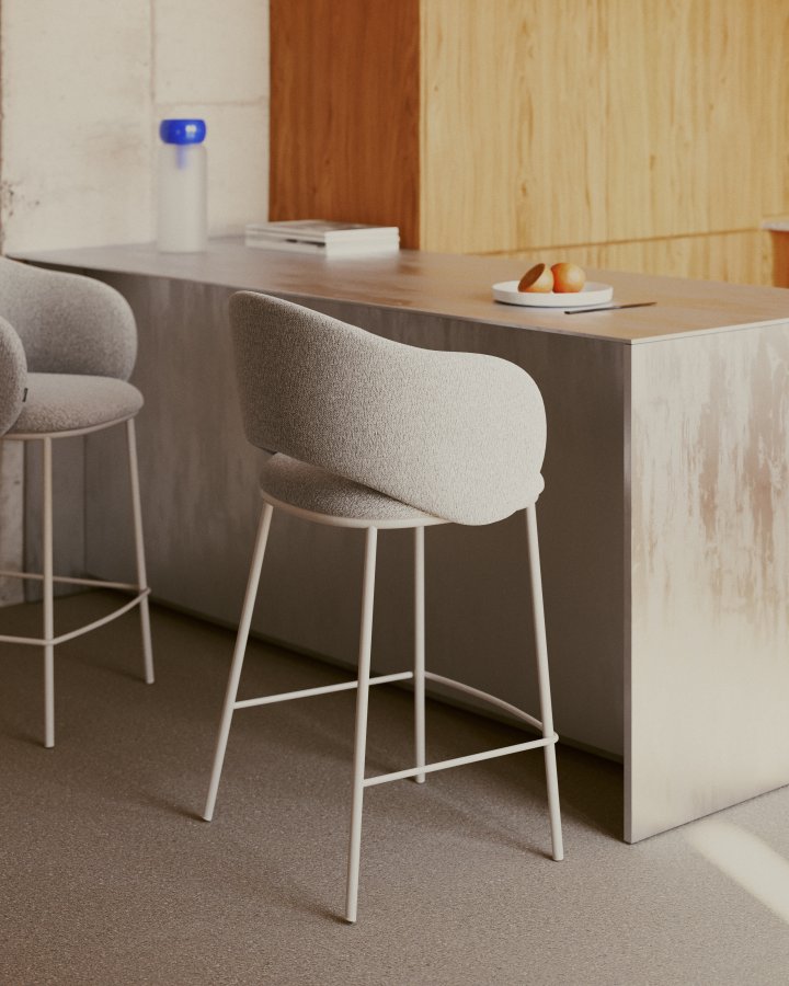 KAVE HOME Maina skammel i tyk beige chenille og stlben i beige finish, FSC Mix Credit, 65 c