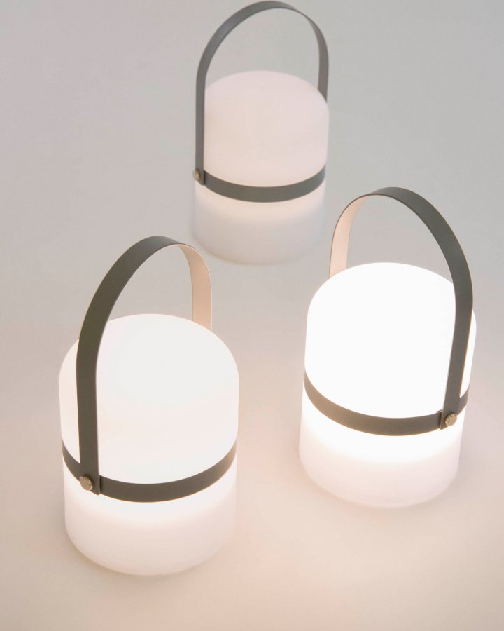 KAVE HOME Ridley mini LED bordlampe i bl polyethylen