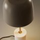 KAVE HOME Alish bordlampe - beige marmor og metal