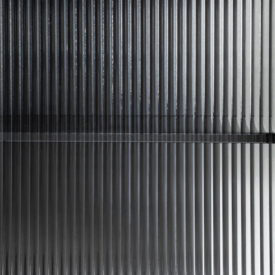 KAVE HOME Trixie sknk, m. 4 lger og hylde - klar glas og sort stl (160x81)