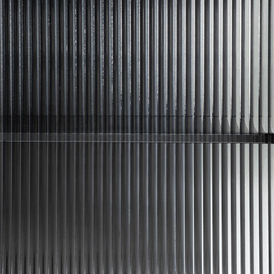 KAVE HOME Trixie vitrineskab, m. 2 lger - klar glas og sort stl (70x143)