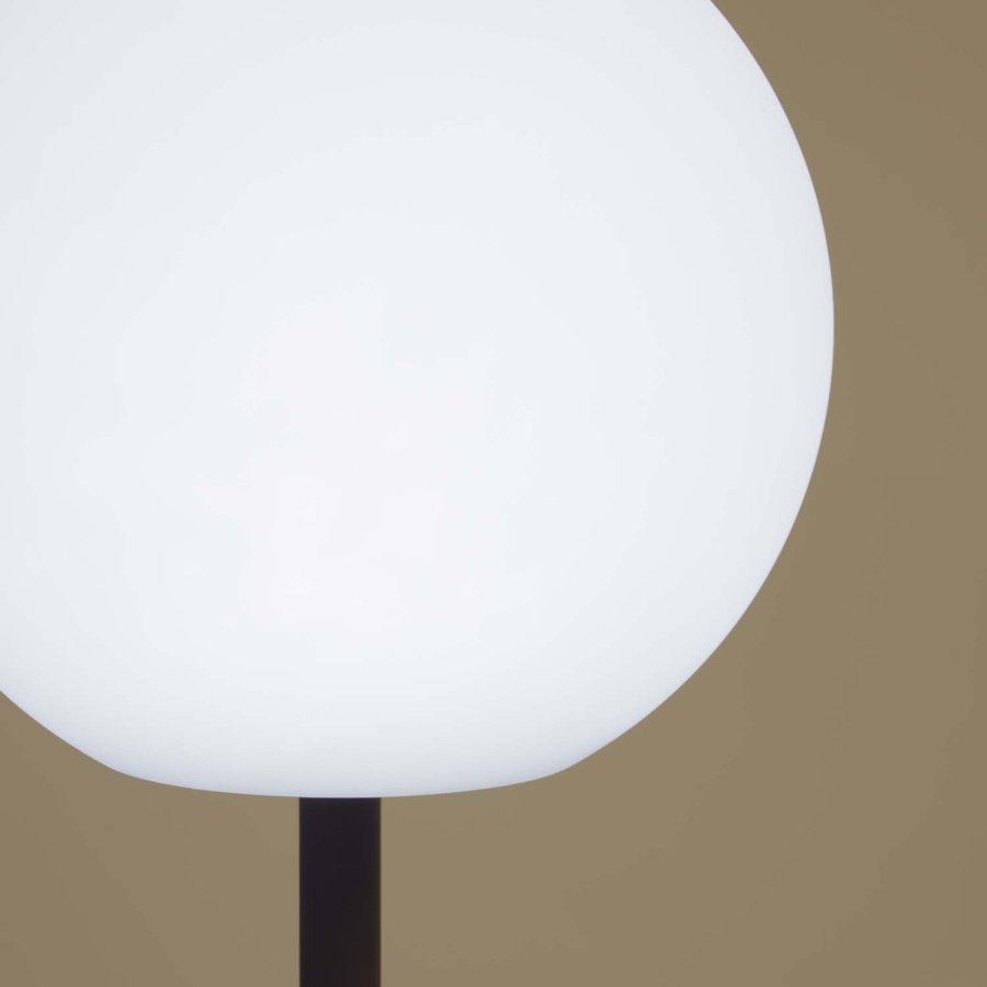 KAVE HOME Dinesh gulvlampe, ledningsfri - sort stl og hvidt polyethylen ( 35)