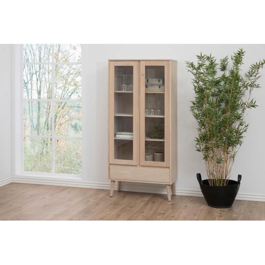 ACT NORDIC Nagano vitrineskab, m. 2 lger og 1 skuffe - glas og hvidpigmenteret egefiner/eg