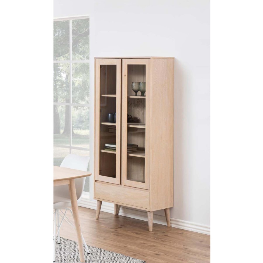 ACT NORDIC Nagano vitrineskab, m. 2 lger og 1 skuffe - glas og hvidpigmenteret egefiner/eg