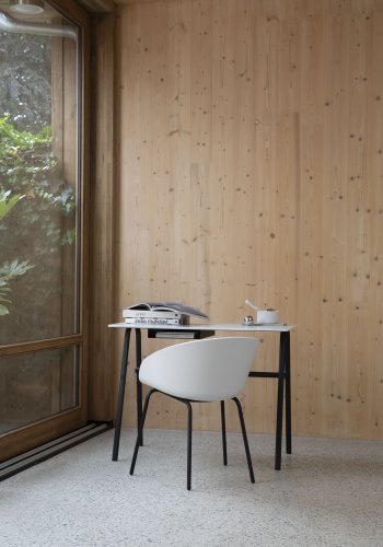 ZUIVER Void spisebordsstol, m. armln - mlkehvid genanvendt polypropylen og sort stl