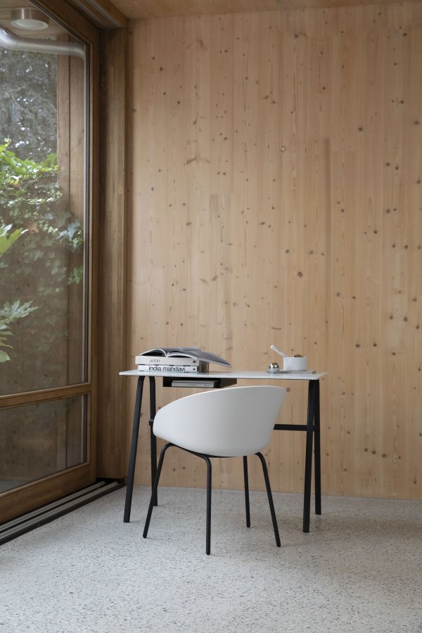 ZUIVER Void spisebordsstol, m. armln - mlkehvid genanvendt polypropylen og sort stl