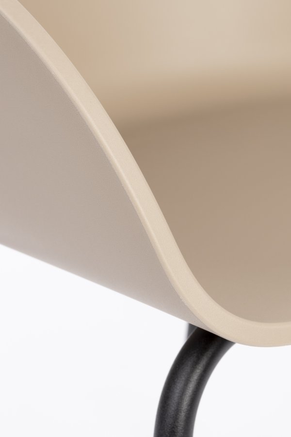 ZUIVER Void spisebordsstol, m. armln - latte brun genanvendt polypropylen og sort stl