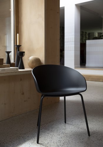 ZUIVER Void spisebordsstol, m. armln - sort genanvendt polypropylen og sort stl