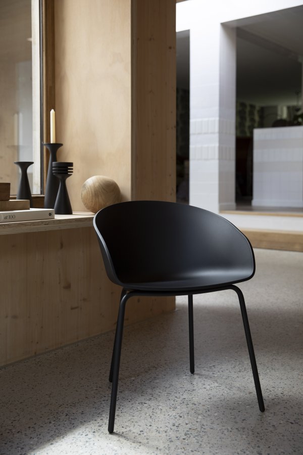 ZUIVER Void spisebordsstol, m. armln - sort genanvendt polypropylen og sort stl