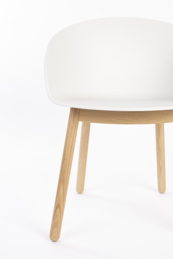 ZUIVER Void spisebordsstol, m. armln - mlkehvid genanvendt polypropylen og natur eg