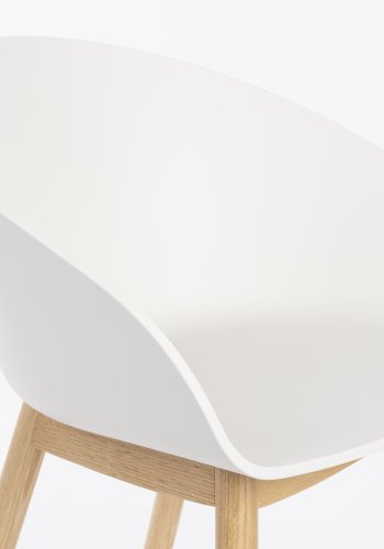ZUIVER Void spisebordsstol, m. armln - mlkehvid genanvendt polypropylen og natur eg
