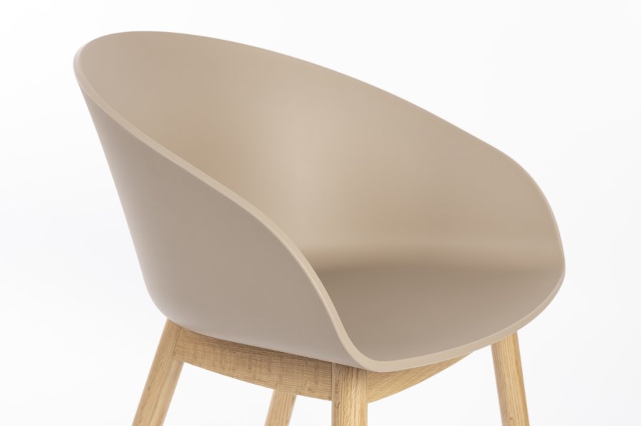 ZUIVER Void spisebordsstol, m. armln - latte brun genanvendt polypropylen og natur eg