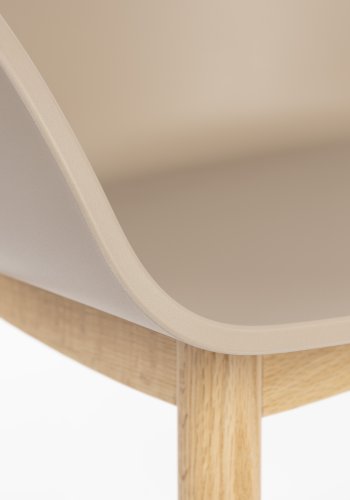 ZUIVER Void spisebordsstol, m. armln - latte brun genanvendt polypropylen og natur eg