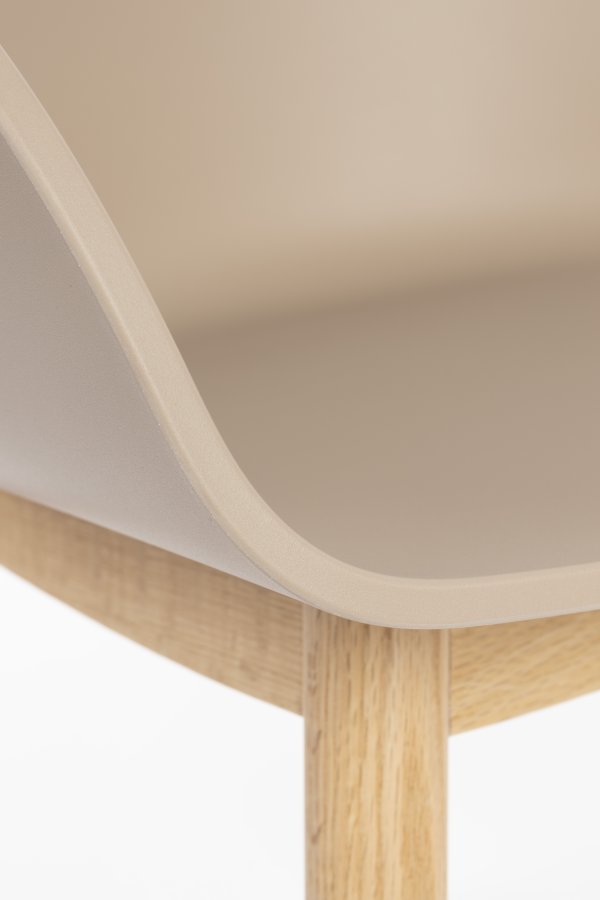 ZUIVER Void spisebordsstol, m. armln - latte brun genanvendt polypropylen og natur eg