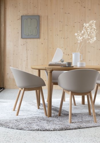 ZUIVER Void spisebordsstol, m. armln - latte brun genanvendt polypropylen og natur eg