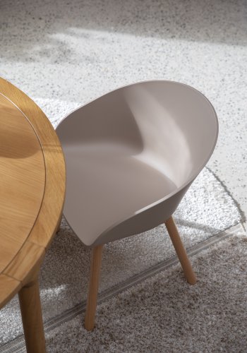 ZUIVER Void spisebordsstol, m. armln - latte brun genanvendt polypropylen og natur eg