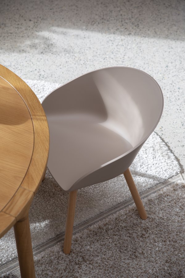 ZUIVER Void spisebordsstol, m. armln - latte brun genanvendt polypropylen og natur eg