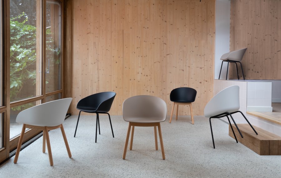 ZUIVER Void spisebordsstol, m. armln - sort genanvendt polypropylen og natur eg