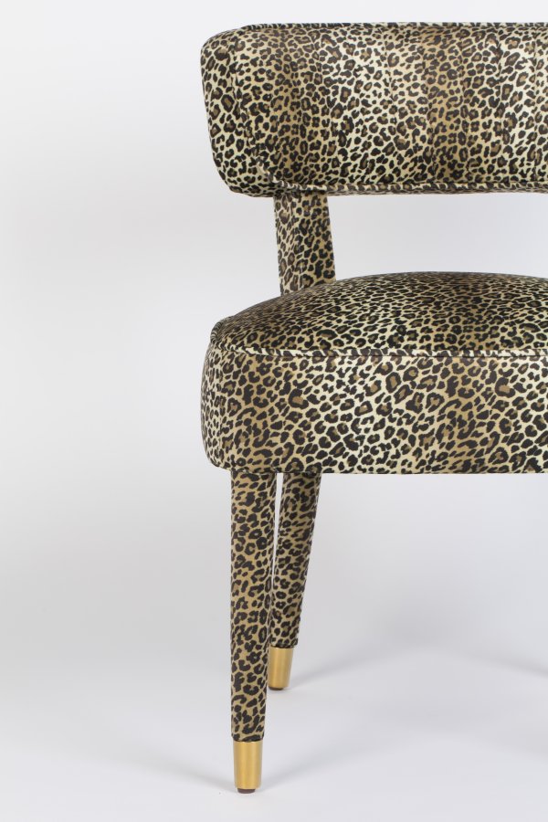 BOLD MONKEY Claws Out spisebordsstol - multifarvet panterprint polyester og messing stl